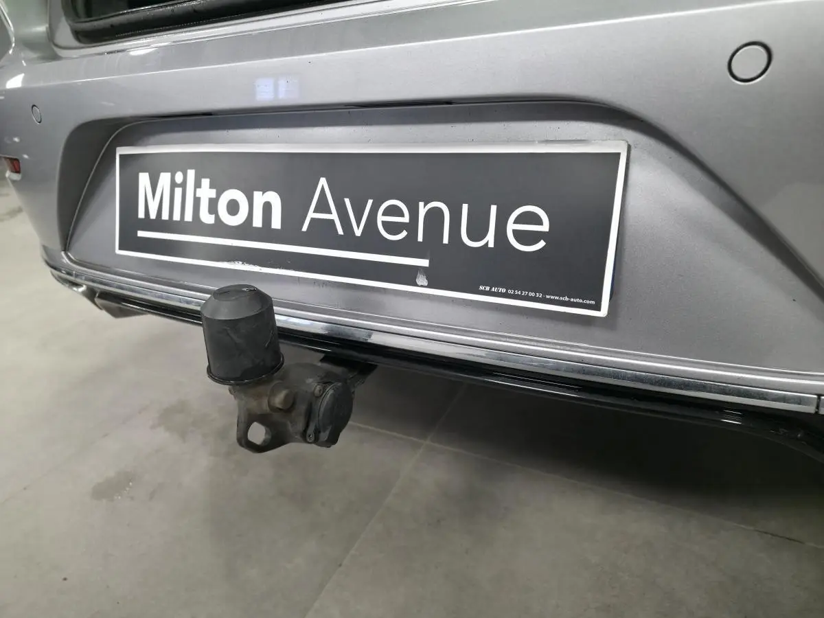 Gros plan sur l'attelage rabattable électrique à l'arrière d'une Volkswagen Arteon gris métallisé.