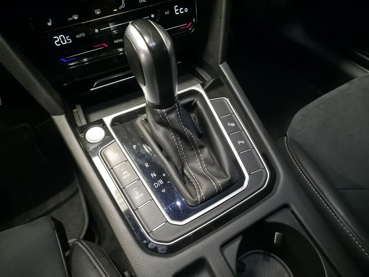 Gros plan sur la console centrale et levier de vitesses automatique du Volkswagen Arteon Shooting Brake gris, intérieur noir.