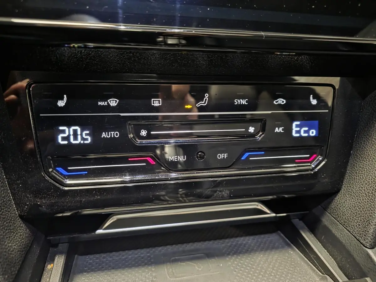 Panneau de commande de la climatisation automatique du Volkswagen Arteon Shooting Brake gris, affichage digital et réglages tactiles.