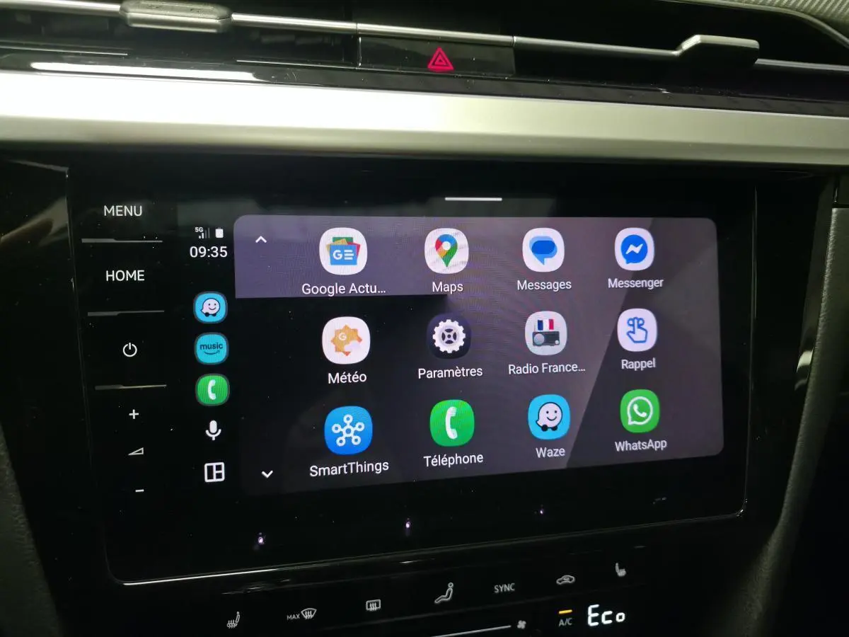 Écran tactile central avec interface multimédia Android Auto dans Volkswagen Arteon Shooting Brake gris, vue intérieure rapprochée.