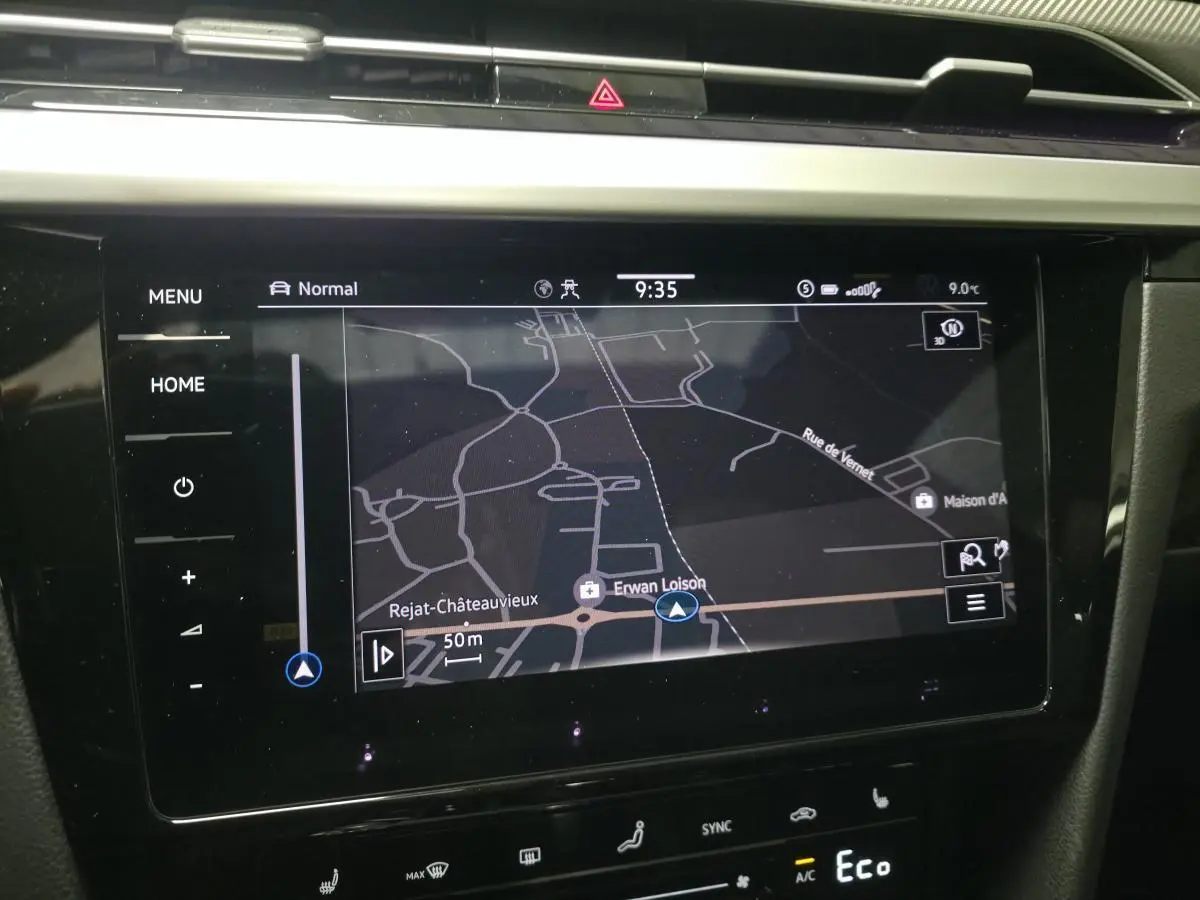 Écran tactile de navigation du Volkswagen Arteon gris, vue rapprochée de la console centrale intérieure.