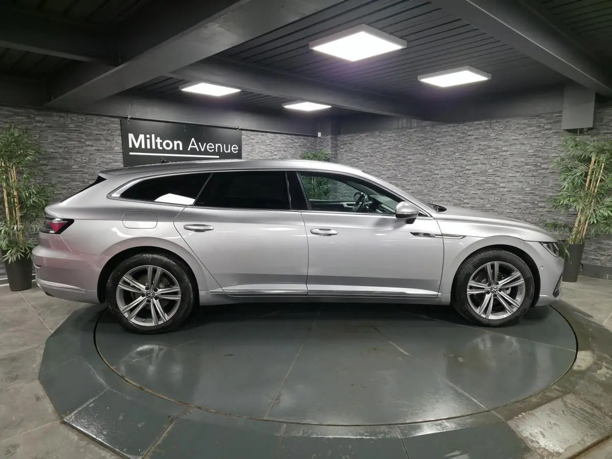 Vue latérale droite d'une Volkswagen Arteon Shooting Brake gris métallisé, avec jantes alliage et vitres teintées.