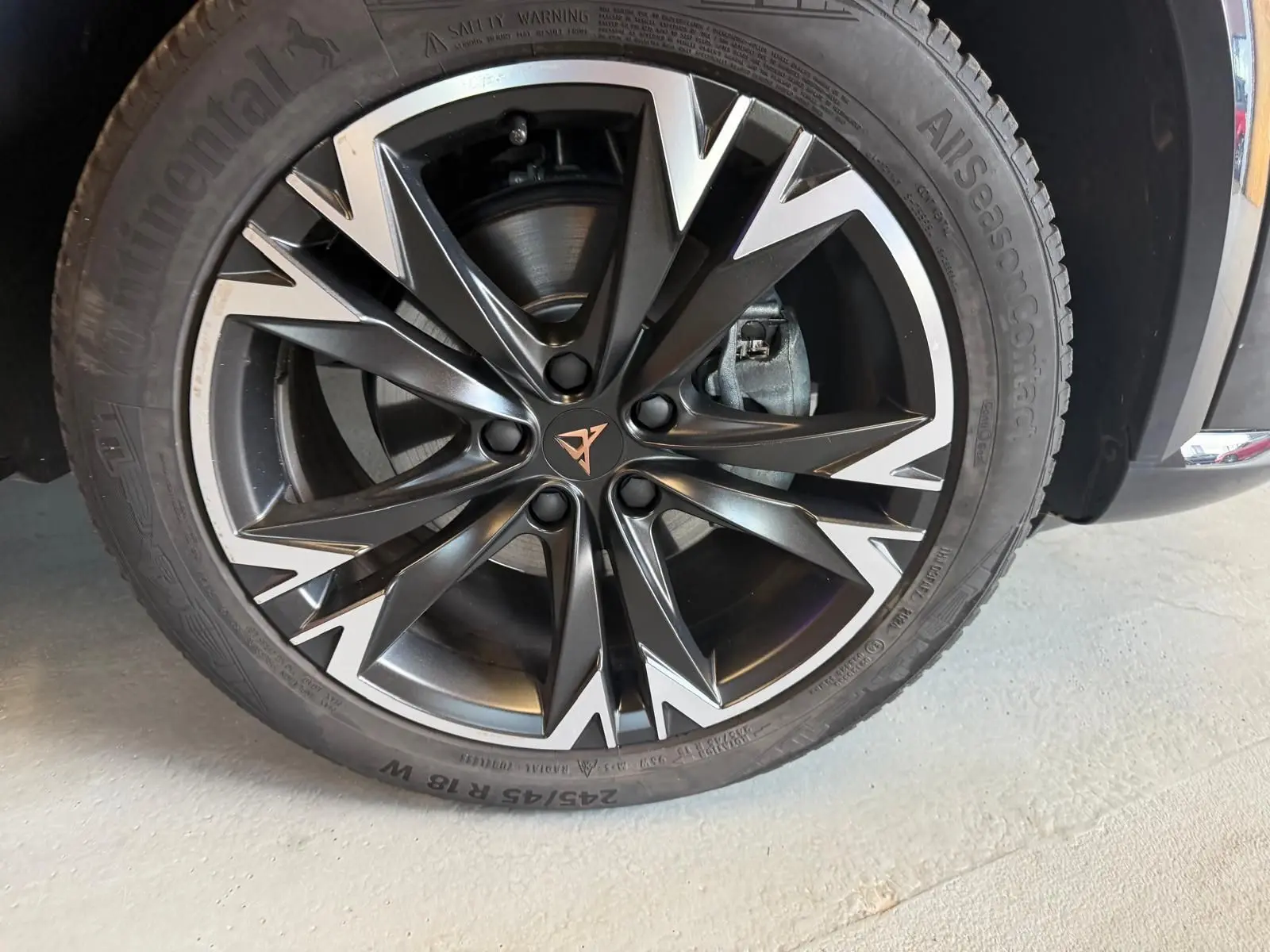 Gros plan sur la jante alliage 18'' Tempest noire et argentée du CUPRA Formentor 2.0 TDI 150 DSG V noir.