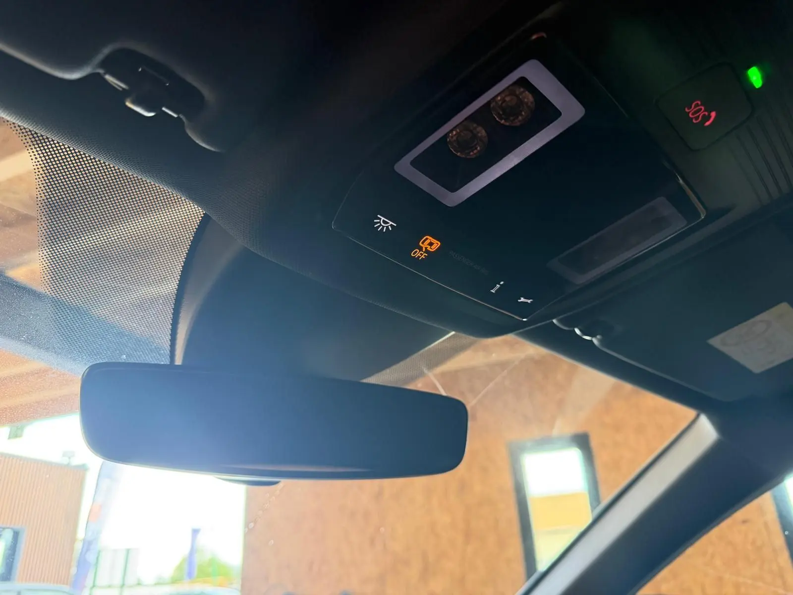 Vue intérieure du rétroviseur central et du plafonnier avec commandes lumineuses dans une CUPRA Formentor noire 2025.