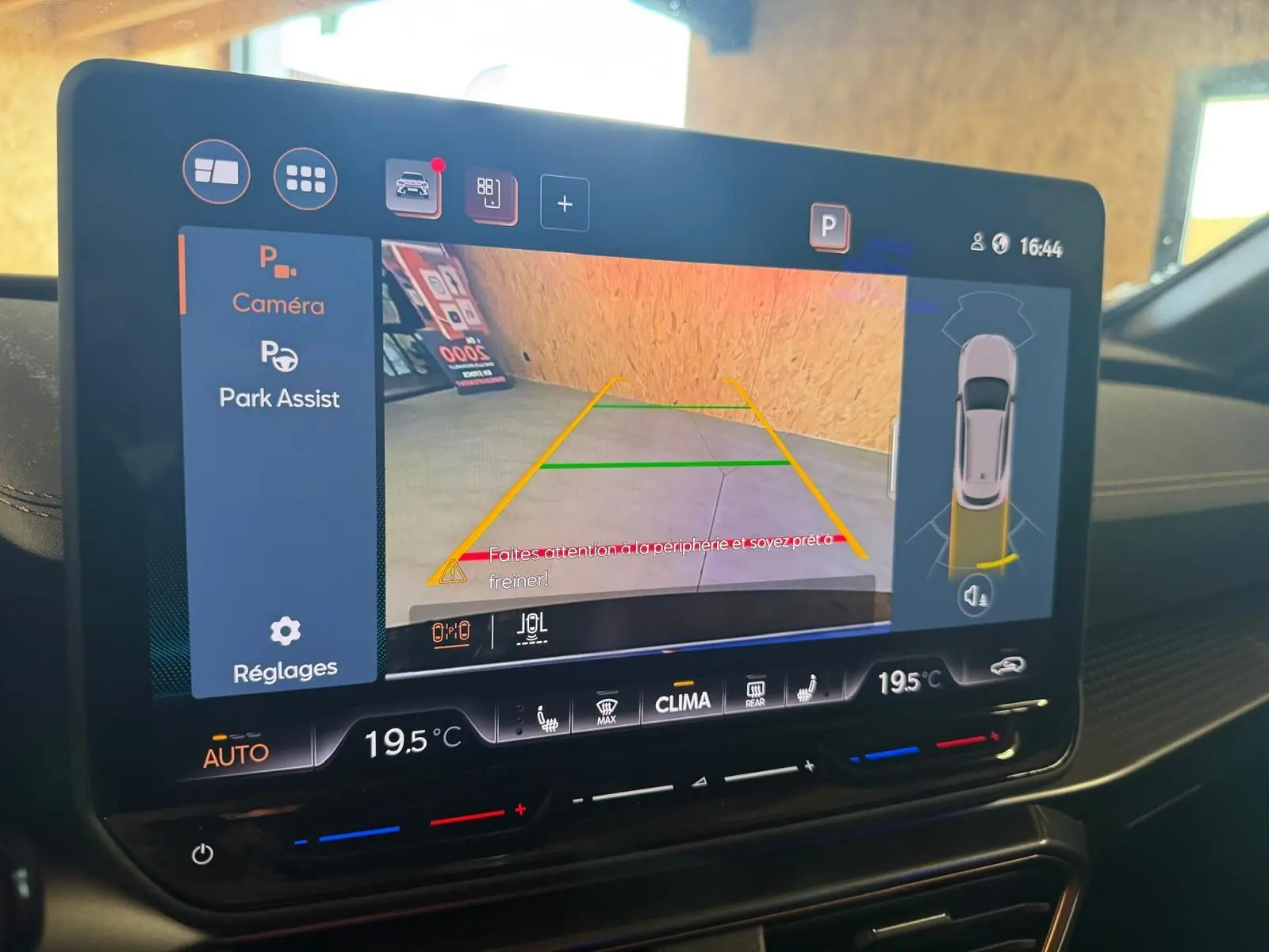 Écran tactile intérieur du CUPRA Formentor noir 2025 montrant la caméra de recul et l'assistance au stationnement.
