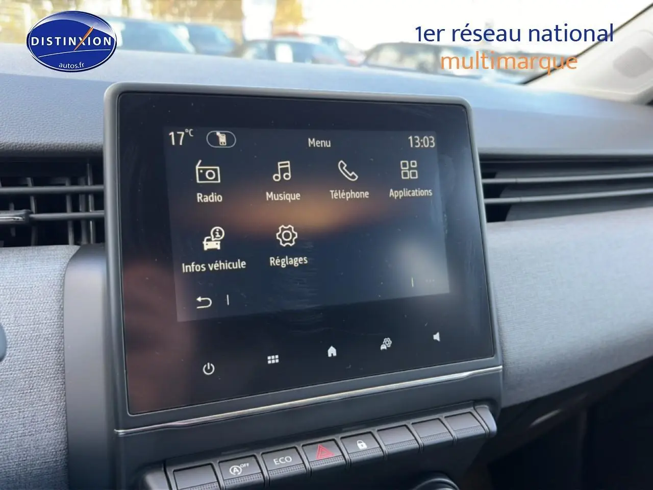 Écran tactile central du tableau de bord de la Renault Clio V gris métal, avec commandes et interface multimédia visibles.