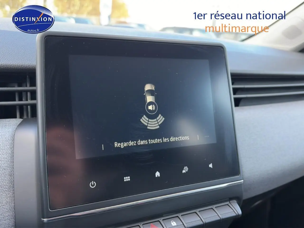 Écran tactile central affichant l'aide au stationnement dans l'habitacle d'une Renault Clio V gris métal.