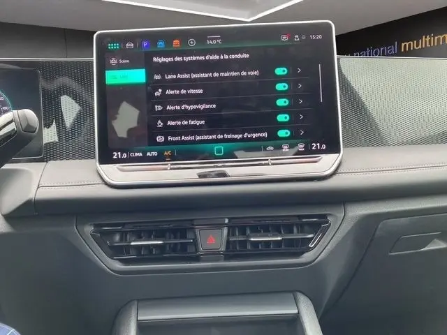 Écran tactile central du tableau de bord du Volkswagen Tiguan 2024 affichant les réglages d’aide à la conduite.