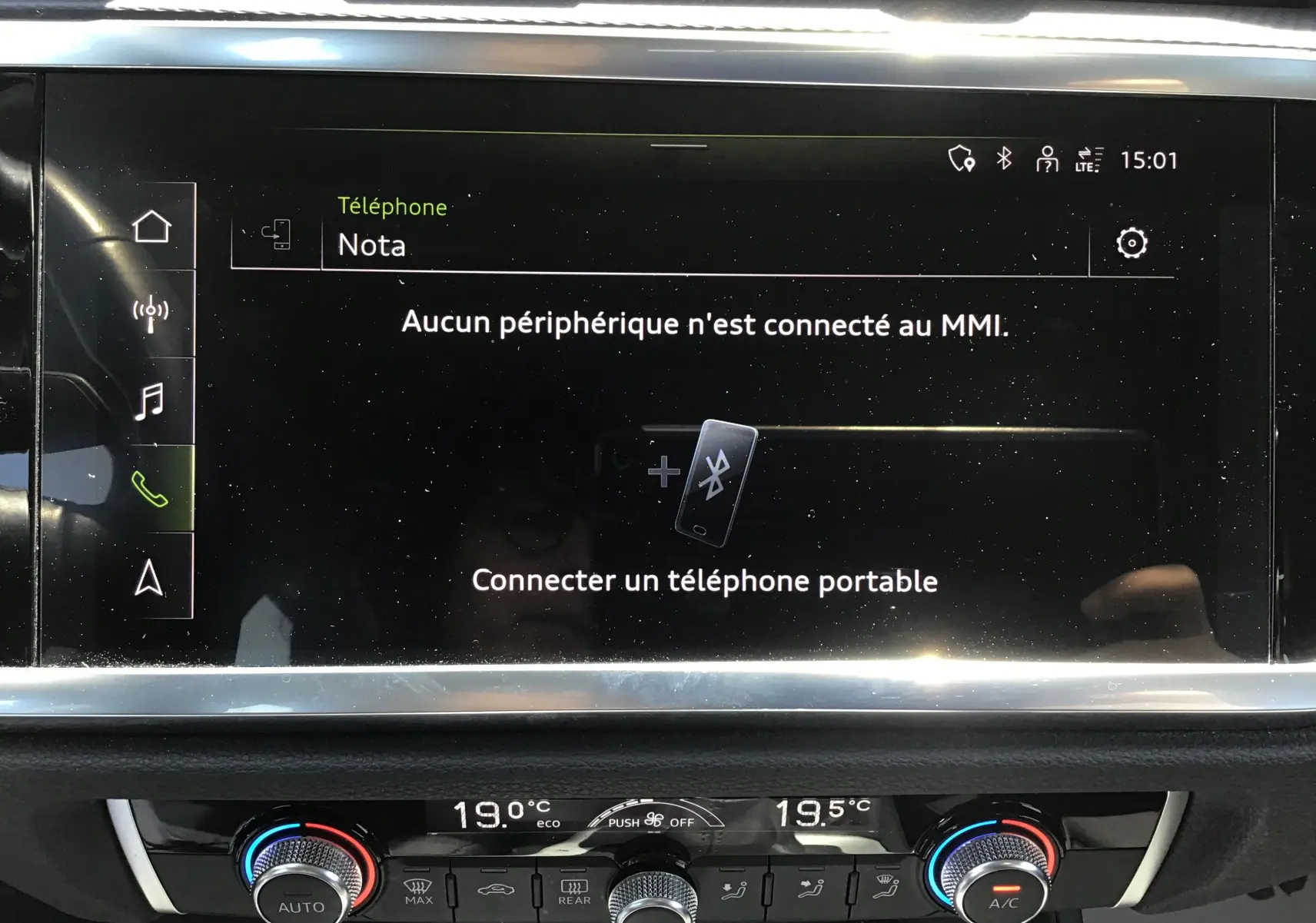 Écran tactile central de l'Audi Q3 Sportback 2024 avec affichage Bluetooth et commandes climatisation en dessous.