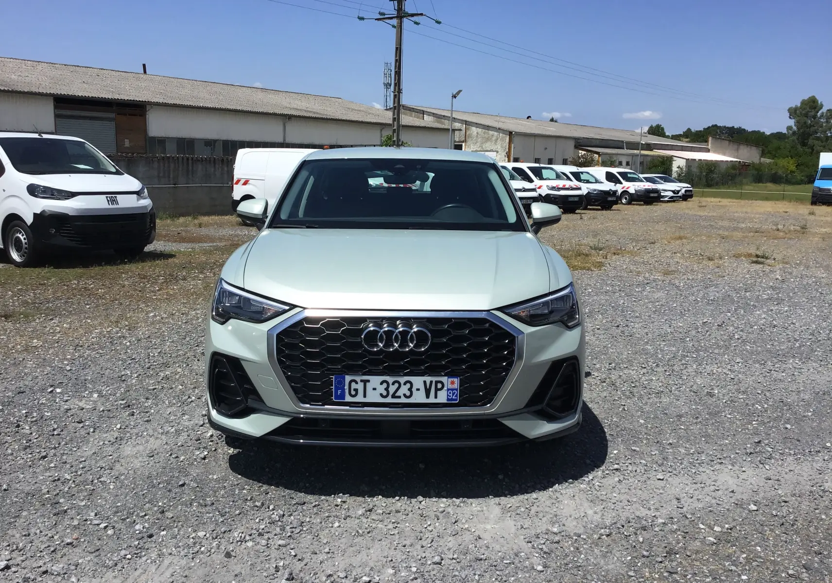 Vue frontale d'un Audi Q3 Sportback gris clair métal 2024 avec calandre noire et plaques d'immatriculation françaises.