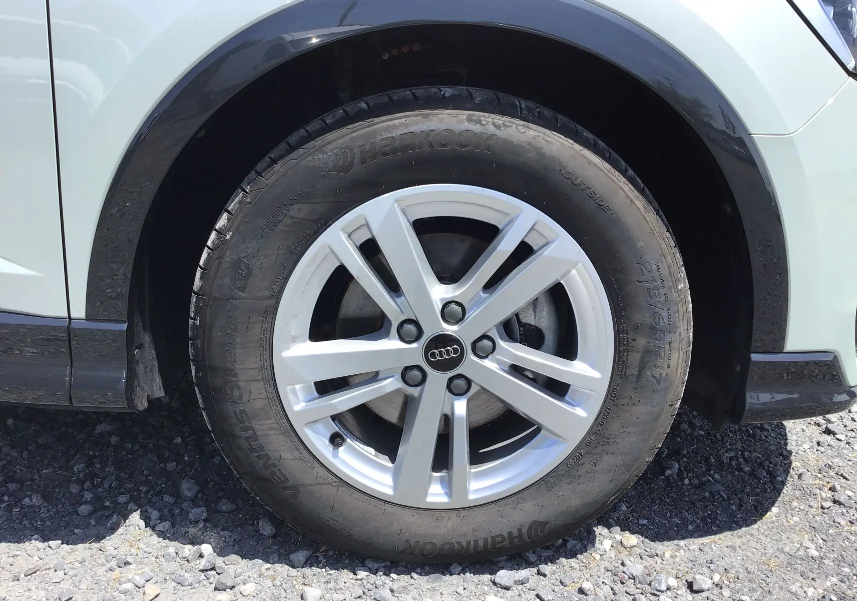 Gros plan sur la roue avant droite d’un Audi Q3 Sportback gris clair métal avec jante alliage 17 pouces.