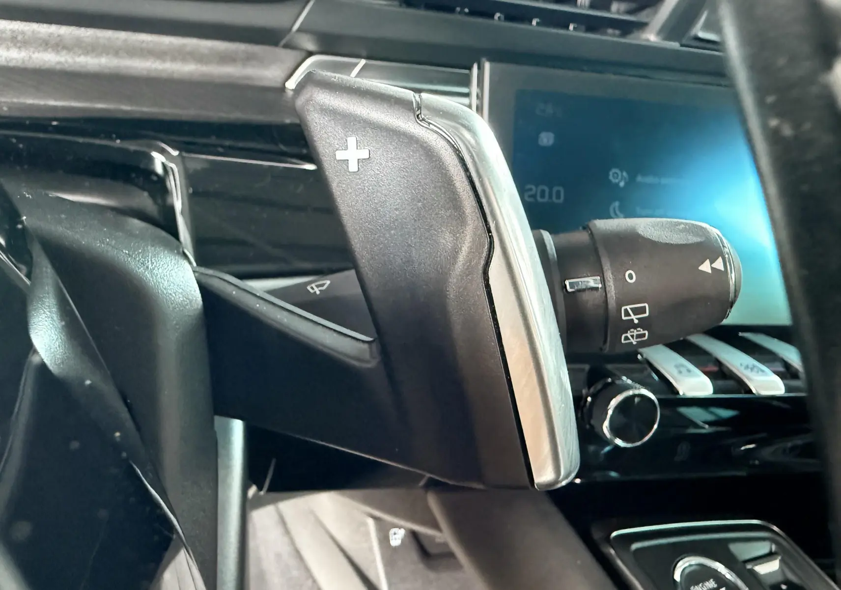 Gros plan sur la palette de changement de vitesse droite en aluminium dans l'habitacle noir du Peugeot 308 SW 2018.