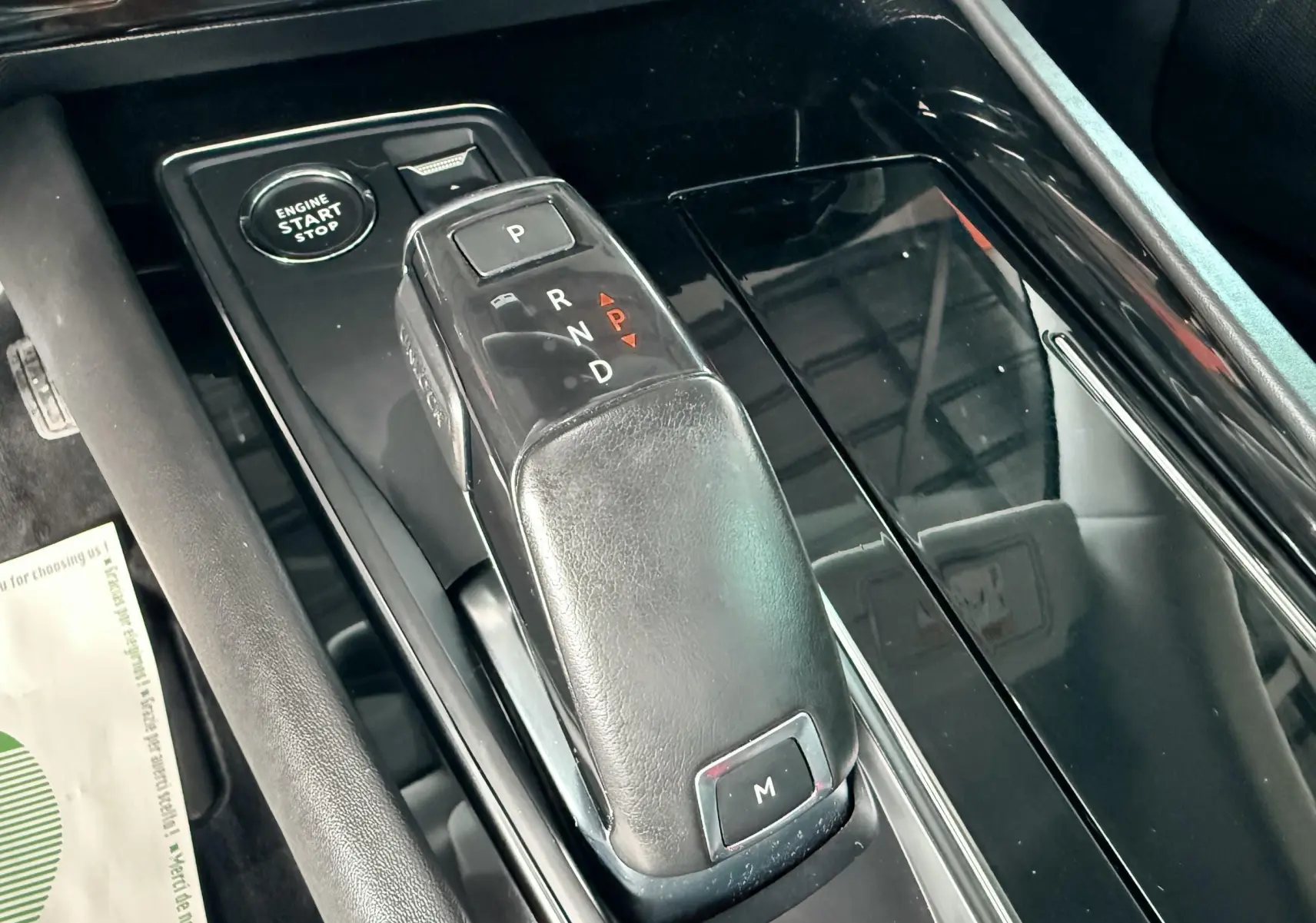 Le levier de vitesses automatique noir de la Peugeot 308 SW 2018 vu en gros plan côté console centrale.