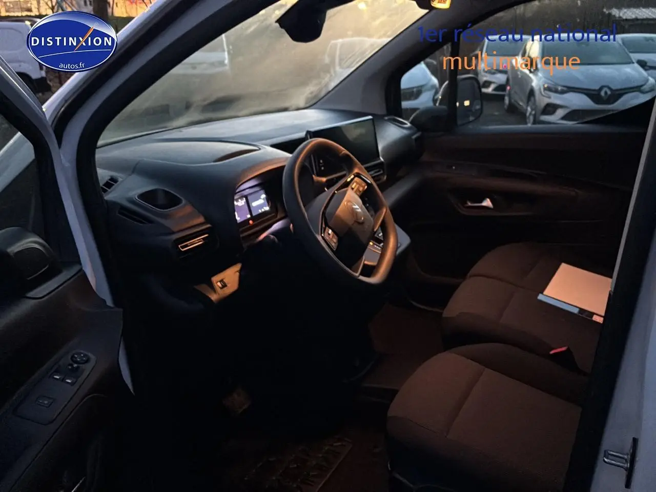 Intérieur sombre du Citroën Berlingo Fourgon blanc, vue côté conducteur avec tableau de bord et volant multifonction.