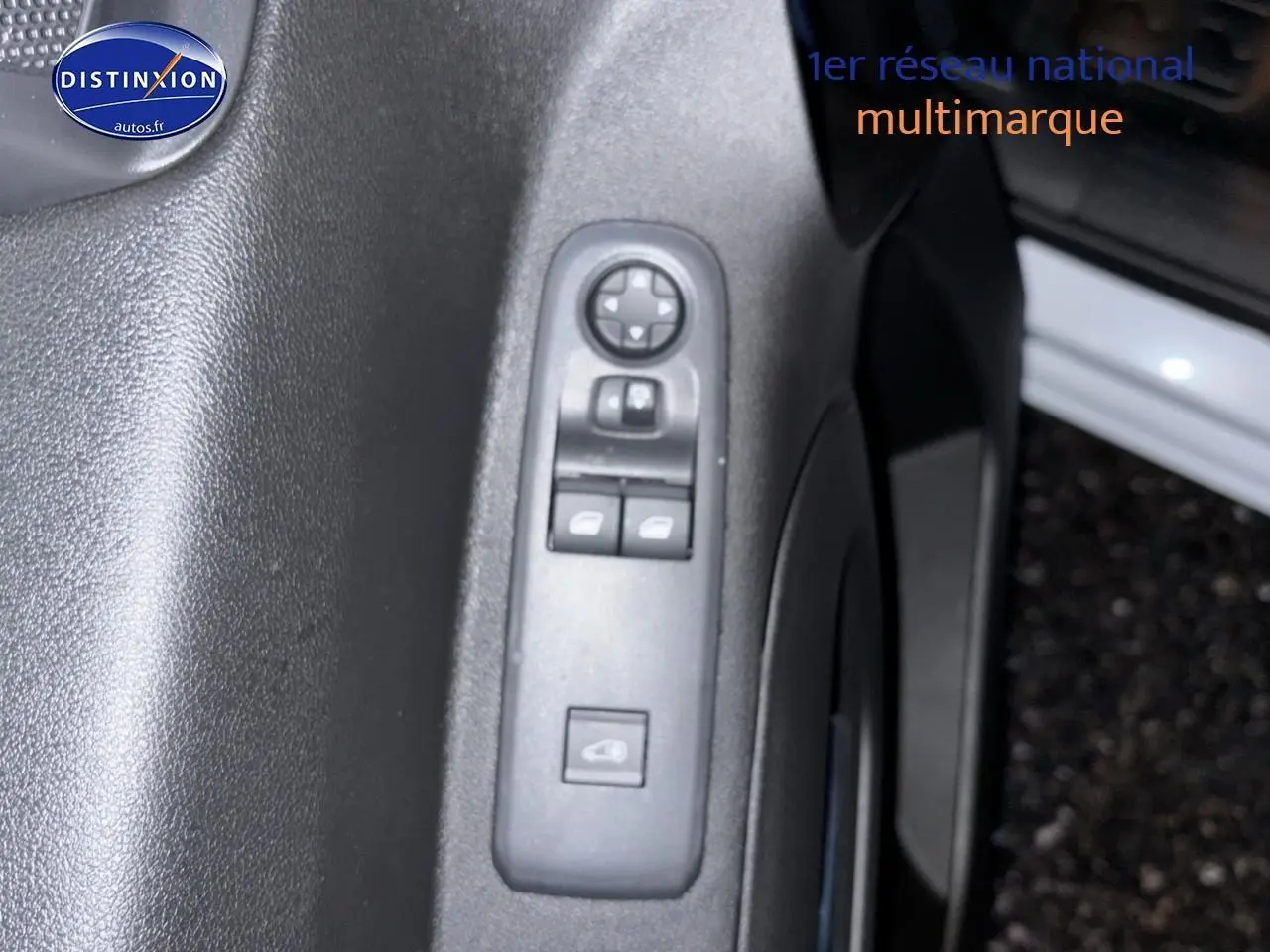 Gros plan sur les commandes des vitres et rétroviseurs côté conducteur d’un Citroën Berlingo Fourgon blanc 2025.