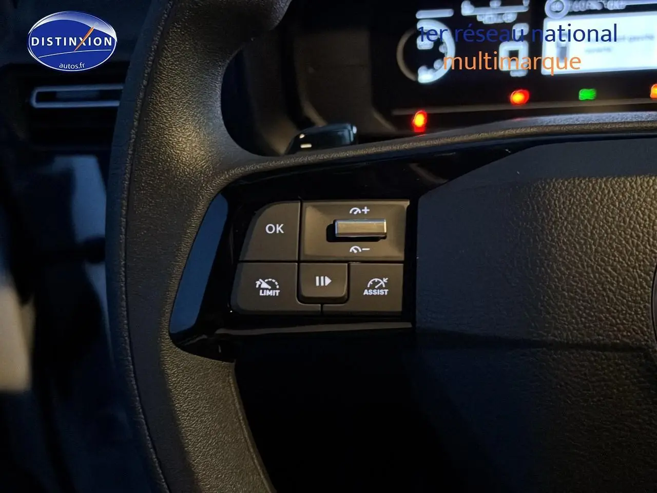 Gros plan sur les commandes multifonctions à gauche du volant du Citroën Berlingo Fourgon blanc, version 2025.