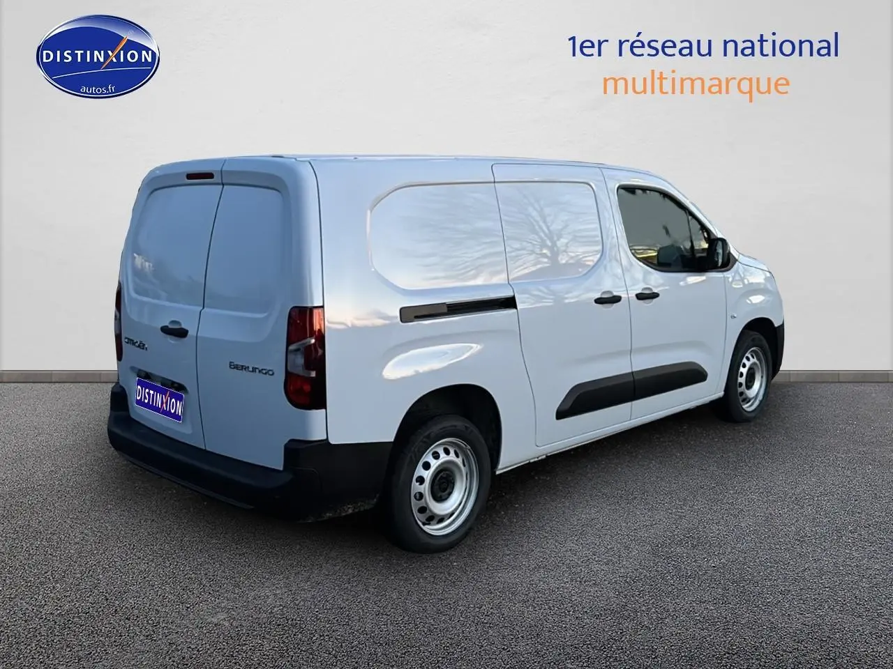 Vue 3/4 arrière droite d'un Citroën Berlingo Fourgon XL blanc avec porte latérale coulissante et double portes arrière.