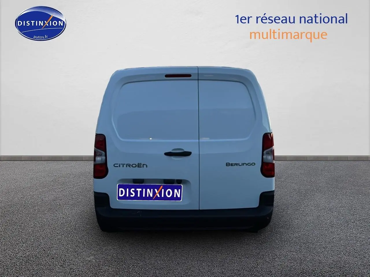 Vue arrière d'un Citroën Berlingo Fourgon blanc avec double portes arrière fermées sur fond neutre.