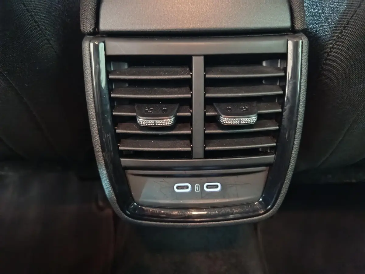 Gros plan sur la sortie d'air arrière noire avec commandes et deux ports USB-C du Skoda Kamiq gris clair 2024.