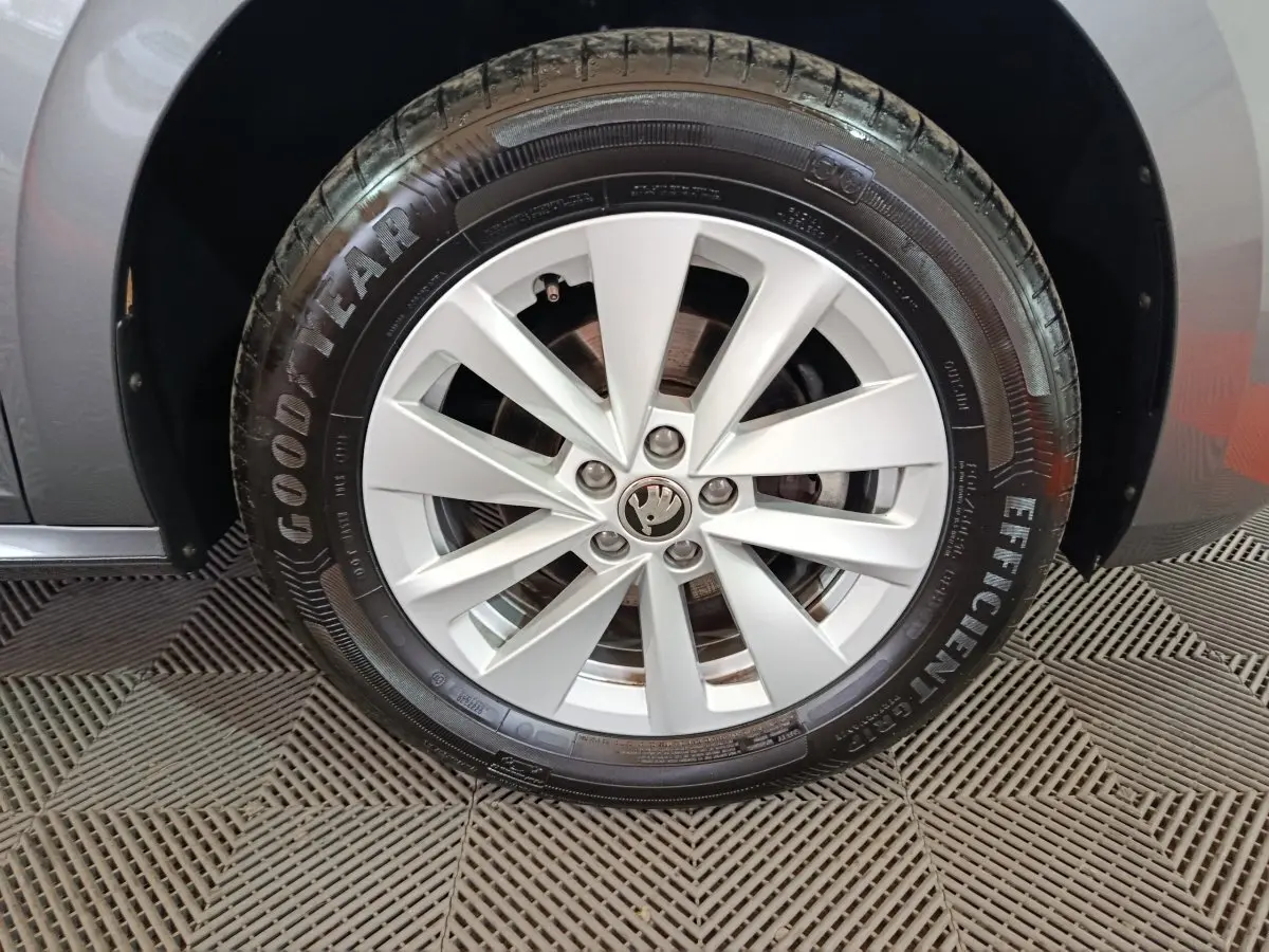 Gros plan sur la roue avant droite gris clair d'un Skoda Kamiq 2024 avec jante alliage et pneu Goodyear.