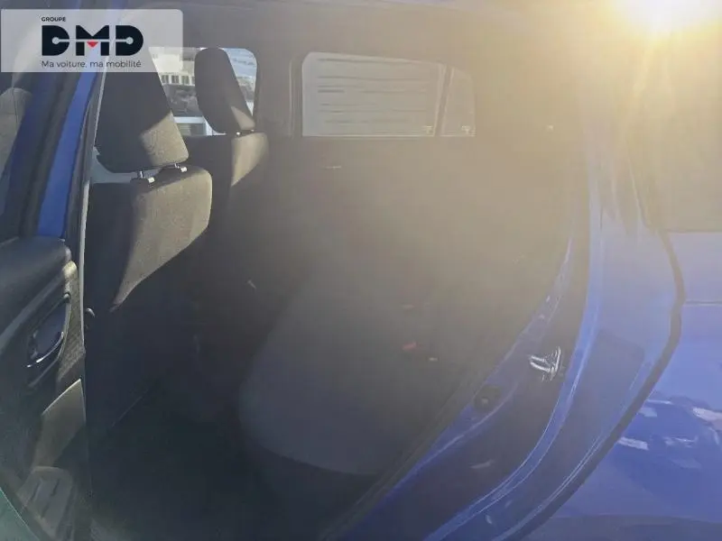 Vue intérieure arrière côté gauche de la Suzuki Swift 1.2 Hybrid 83ch Pack en bleu Frontier Pearl, avec sièges tissu noirs.