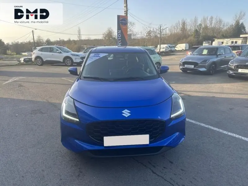 Suzuki Swift 1.2 Hybrid 83ch Pack en bleu Frontier Pearl vue de face avec calandre noire et feux LED allumés.