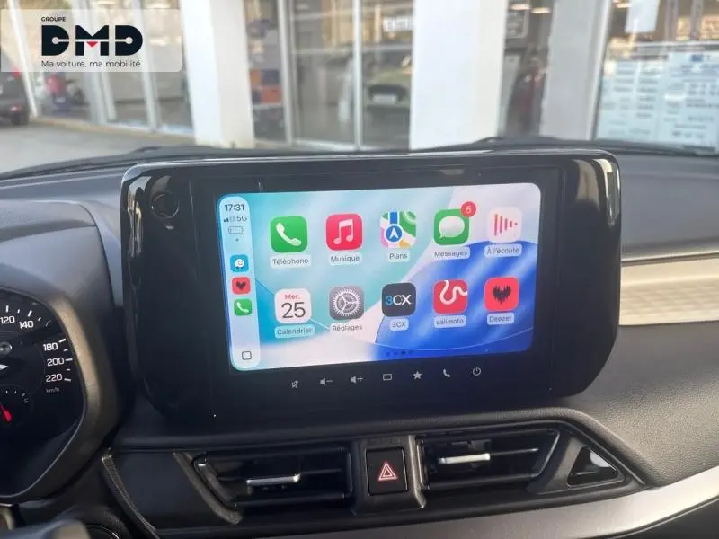 Écran tactile central affichant les applications connectées dans l'habitacle d'une Suzuki Swift 1.2 Hybrid 83ch Pack.