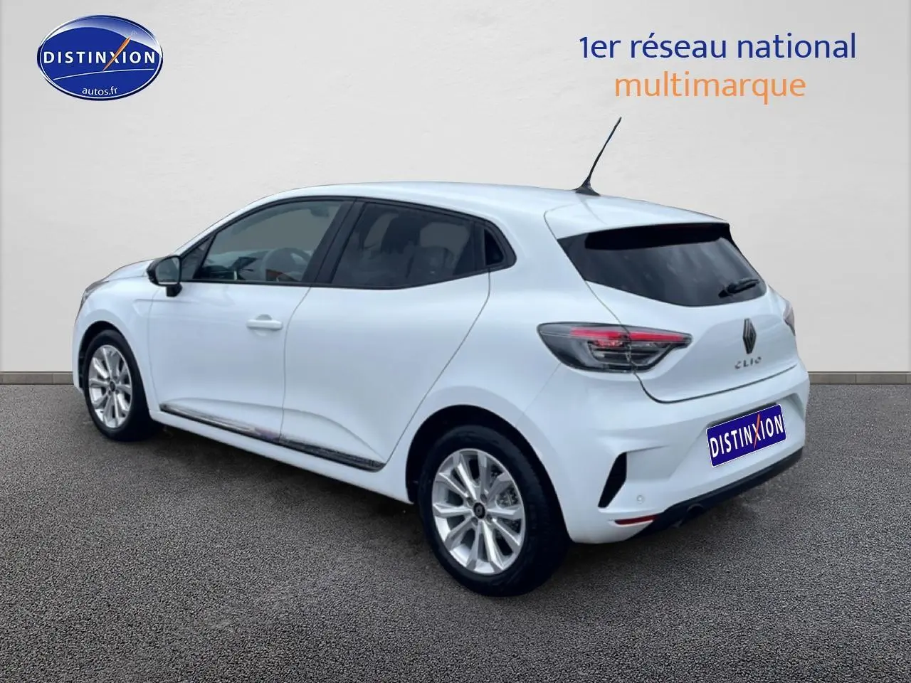 Renault Clio V blanche vue 3/4 arrière droit avec feux arrière LED et jantes alliage 16 pouces.