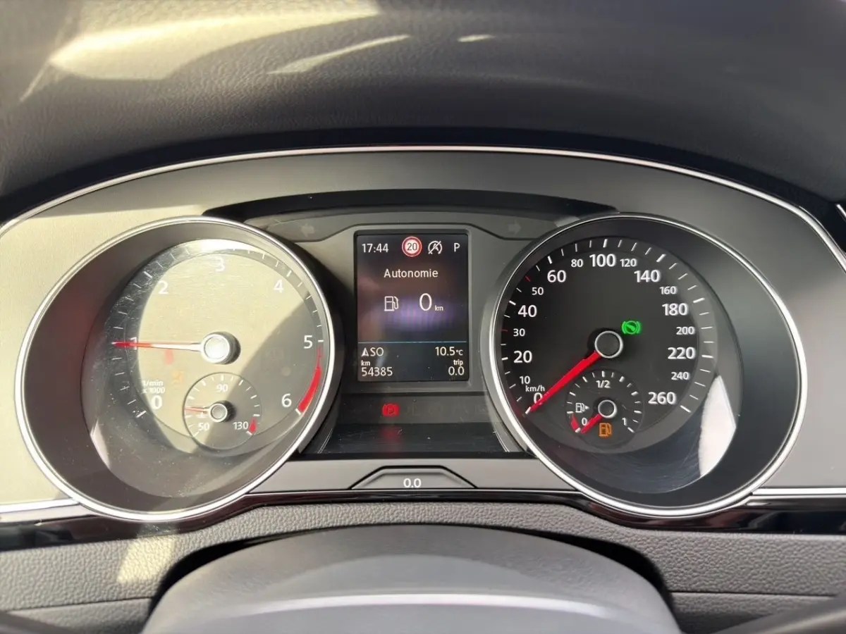 Vue rapprochée du tableau de bord de la Volkswagen Passat 2.0 TDI, affichage digital et compteurs analogiques.