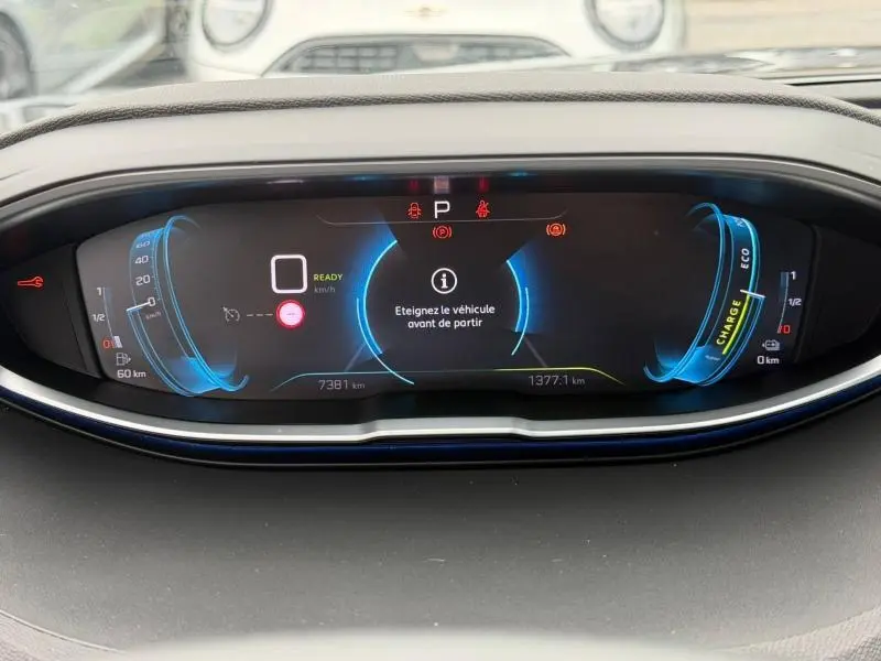 Tableau de bord numérique du Peugeot 3008 Hybride Rechargeable 2024 avec affichage bleu et message d'arrêt du véhicule.