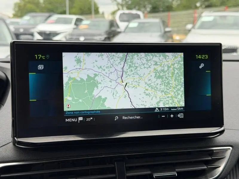 Écran tactile central du Peugeot 3008 Hybride Rechargeable 2024 affichant une carte de navigation en intérieur.