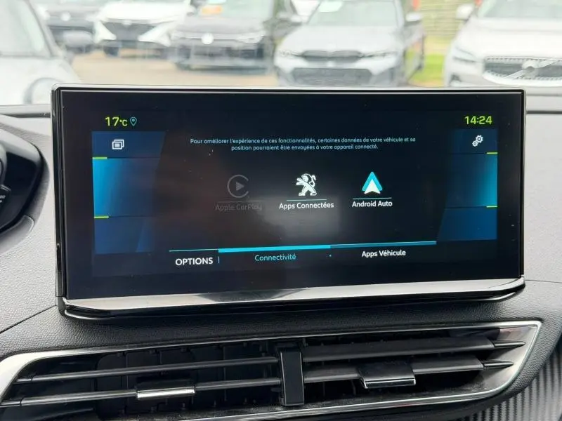 Écran tactile central du tableau de bord du Peugeot 3008 Hybride Rechargeable, affichant les options de connectivité.
