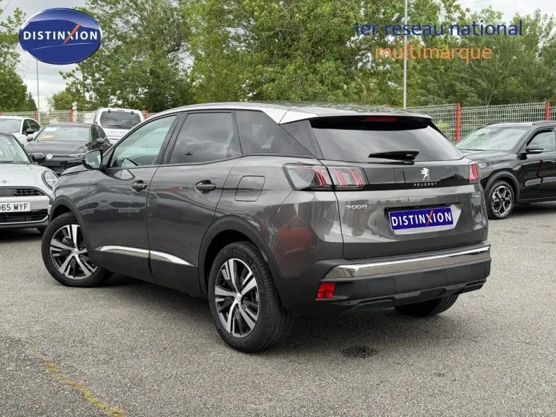 Peugeot 3008 Hybride Rechargeable gris titane vue 3/4 arrière droit, feux arrière LED et jantes alu visibles.