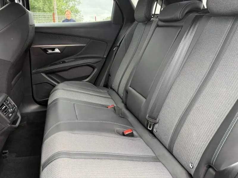 Vue latérale droite de la banquette arrière en tissu et cuir gris du Peugeot 3008 Hybride Rechargeable 2024.