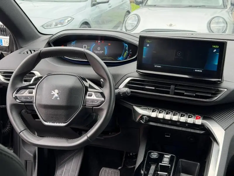 Vue intérieure du tableau de bord et volant cuir multifonction du Peugeot 3008 Hybride Rechargeable 2024, avec écran tactile central.
