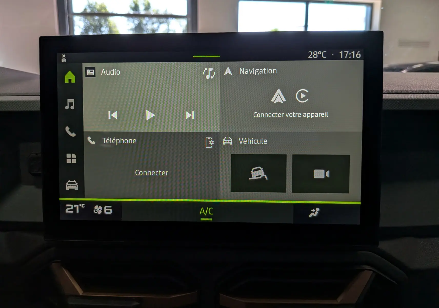 Écran tactile central du tableau de bord du Dacia Duster gris, affichant les options audio, navigation et véhicule.