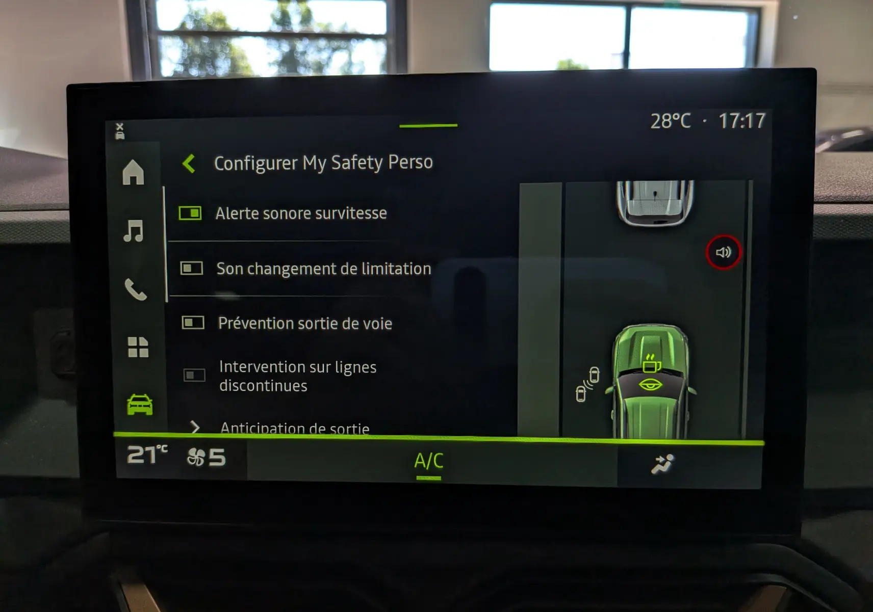 Écran tactile intérieur du Dacia Duster 2026 affichant les réglages de sécurité avec vue 360° du véhicule gris schiste.