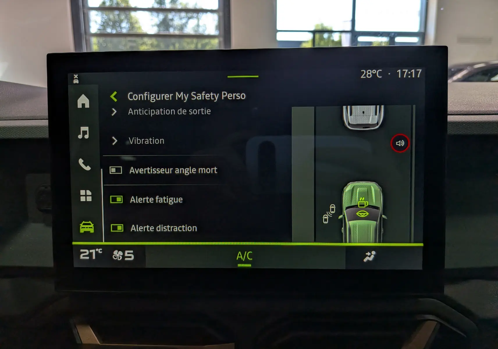 Écran central du Dacia Duster 2026 affichant les réglages de sécurité avec vue 360° du véhicule gris Schiste.