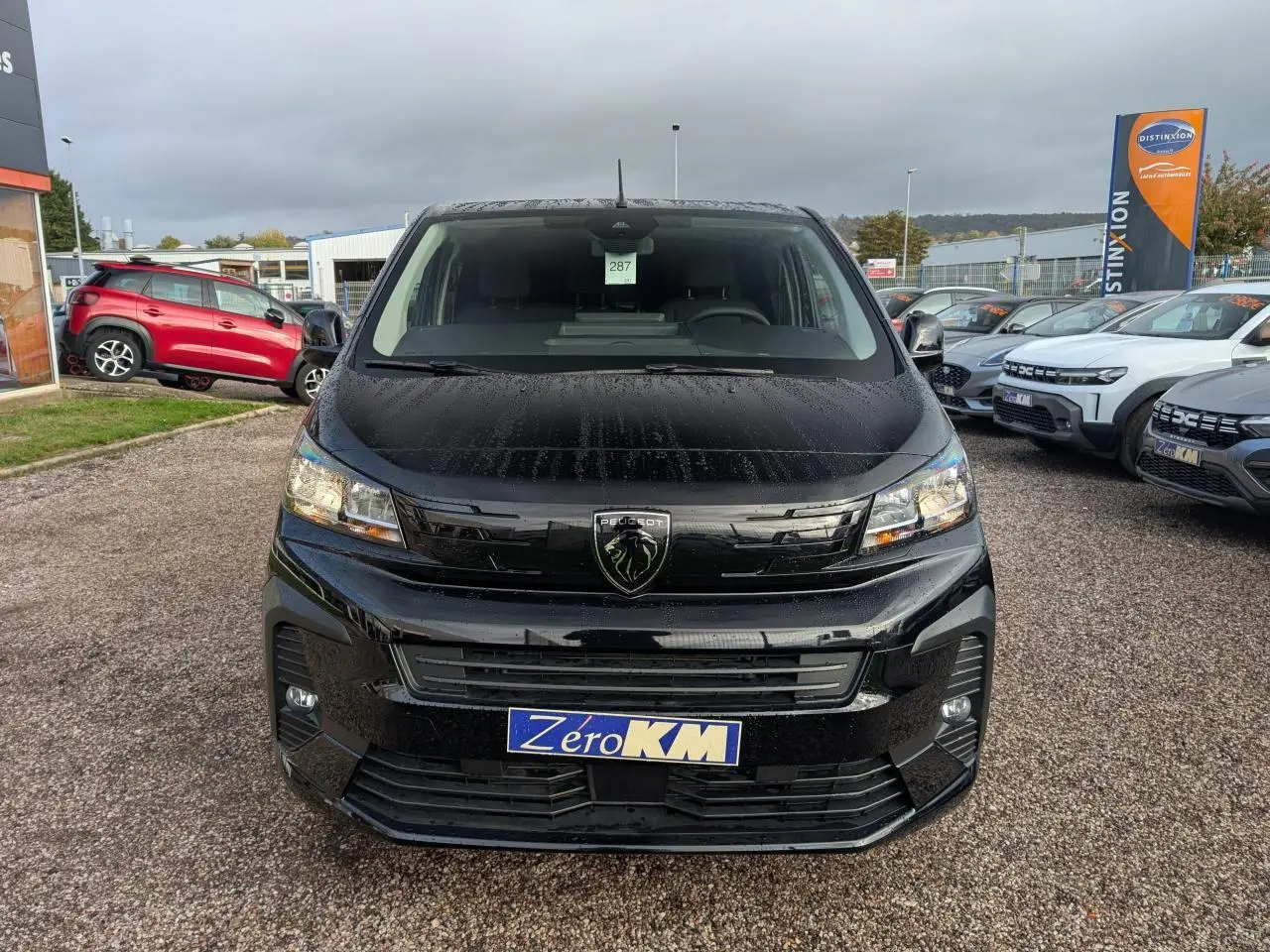 Vue de face d'un Peugeot Expert Fourgon noir avec logo lion noir et plaque d'immatriculation Zero KM visible.