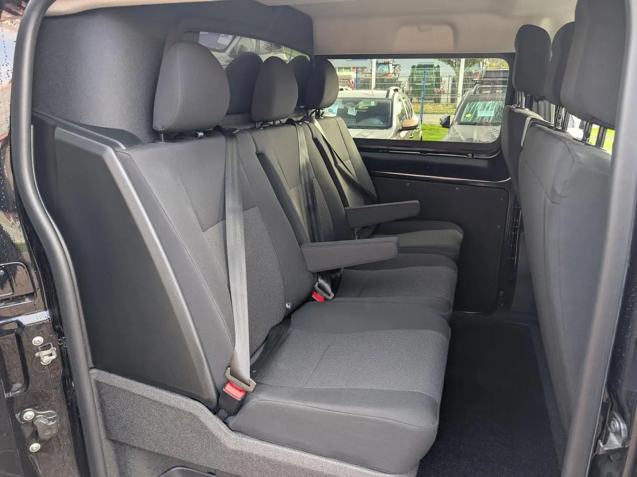 Banquette arrière noire vue de côté gauche dans l'habitacle du Peugeot Expert Fourgon 2025 cabine approfondie.