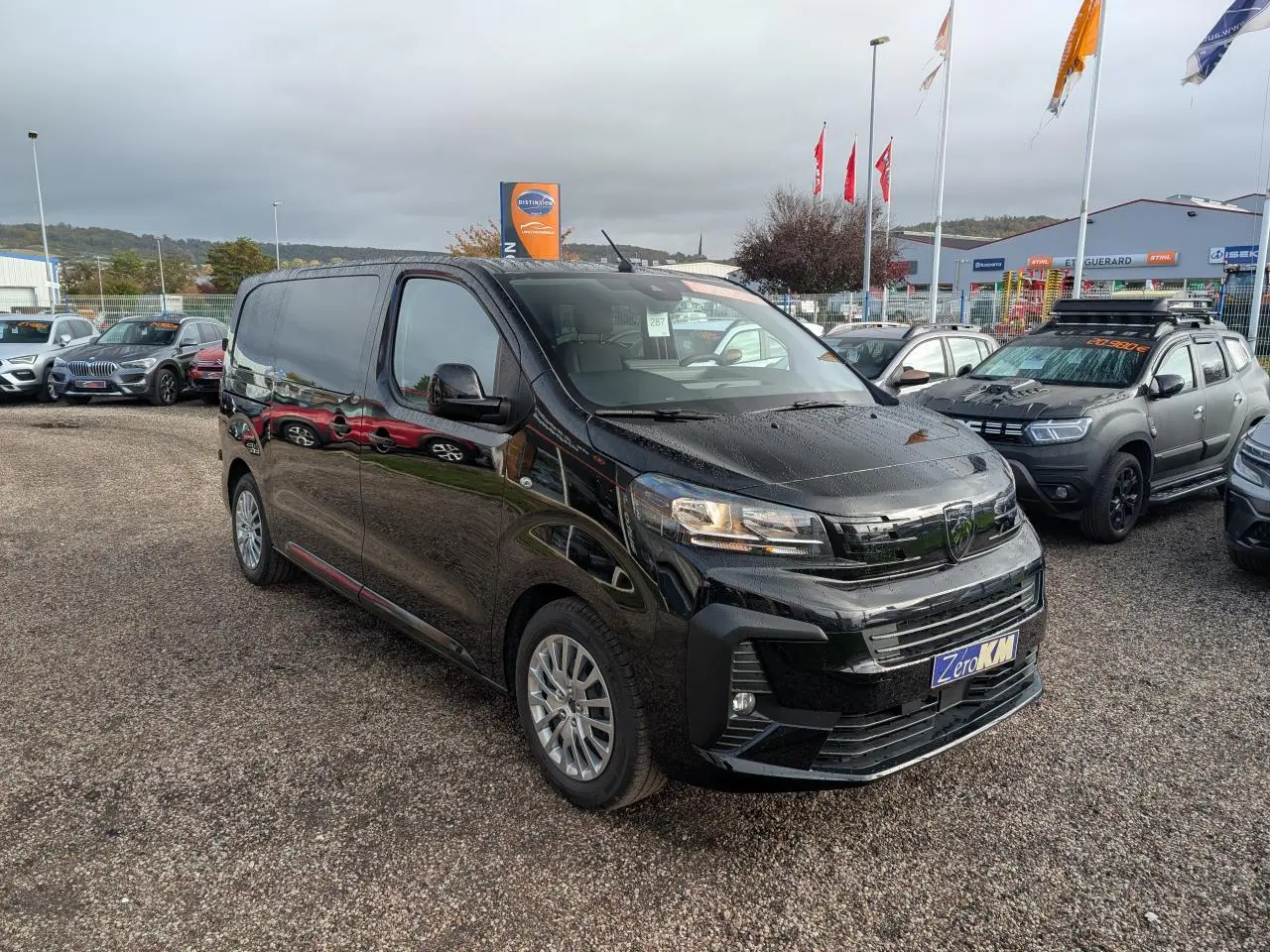 Peugeot Expert Fourgon noir vu en 3/4 avant droit, avec projecteurs modernes et jantes alliage visibles.