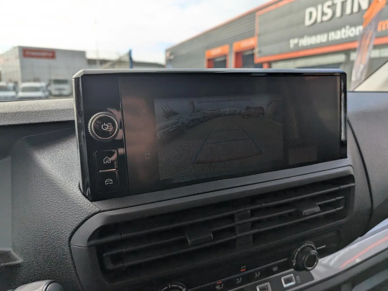 Écran tactile 10'' HD affichant la caméra de recul dans l'habitacle du Peugeot Expert Fourgon noir.