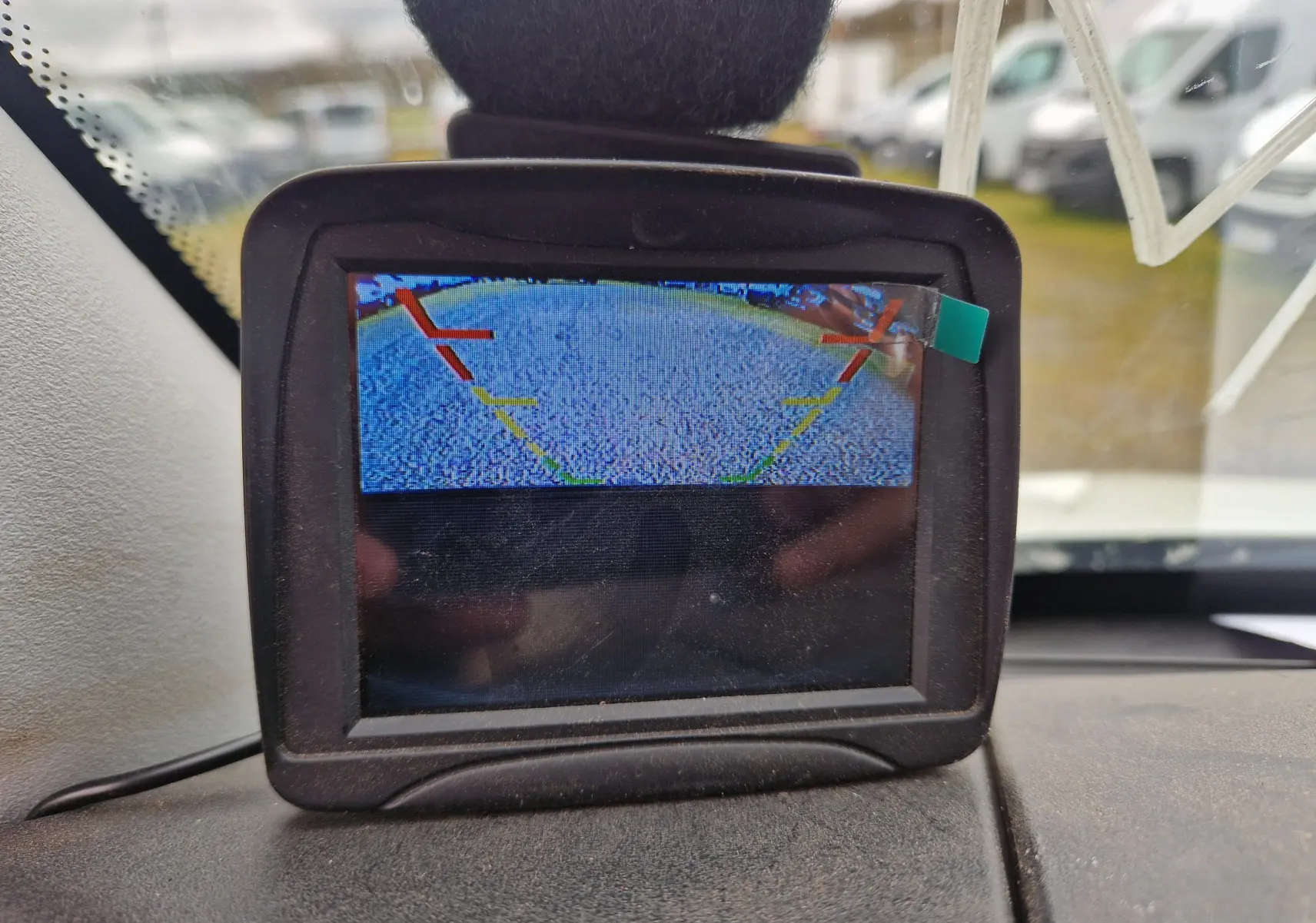 Écran de caméra de recul dans l’habitacle d’un Iveco Daily blanc, affichant la zone derrière le véhicule.