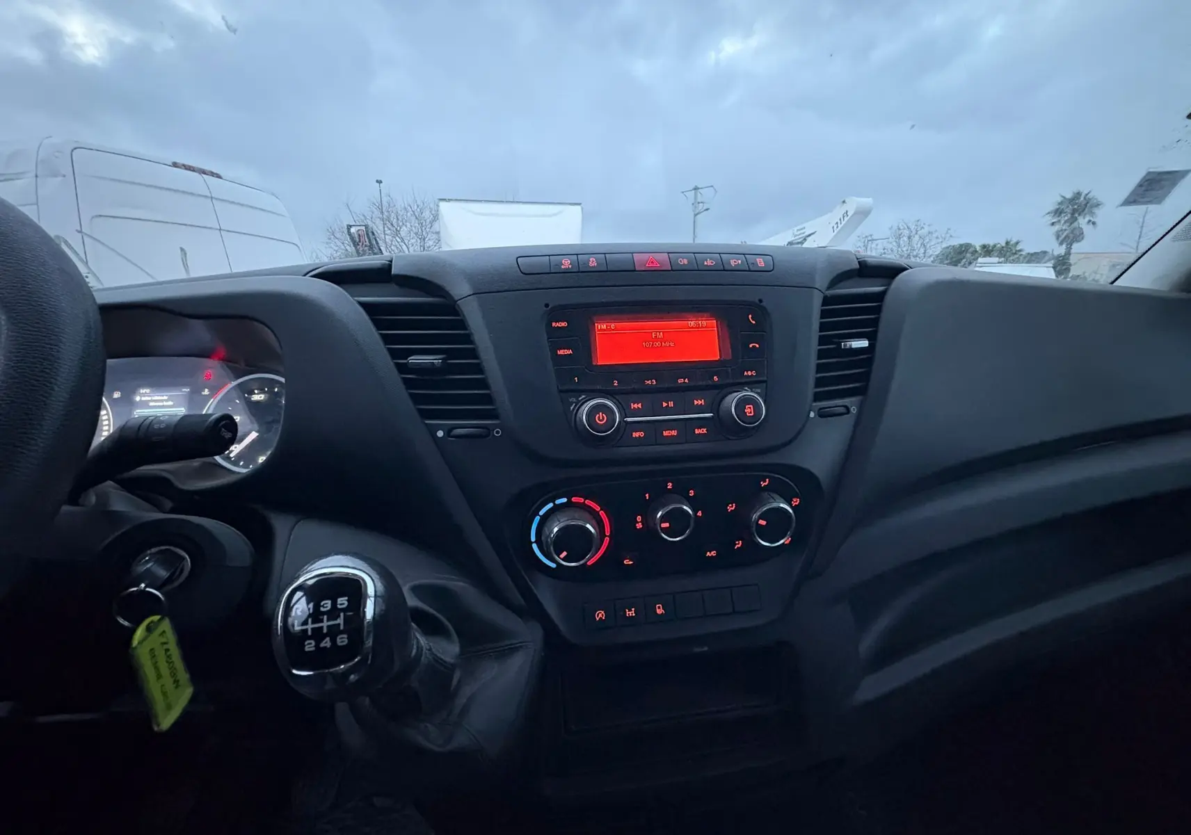 Vue intérieure centrée sur le tableau de bord et levier de vitesses manuel de l'Iveco Daily Châssis Cabine 2021.