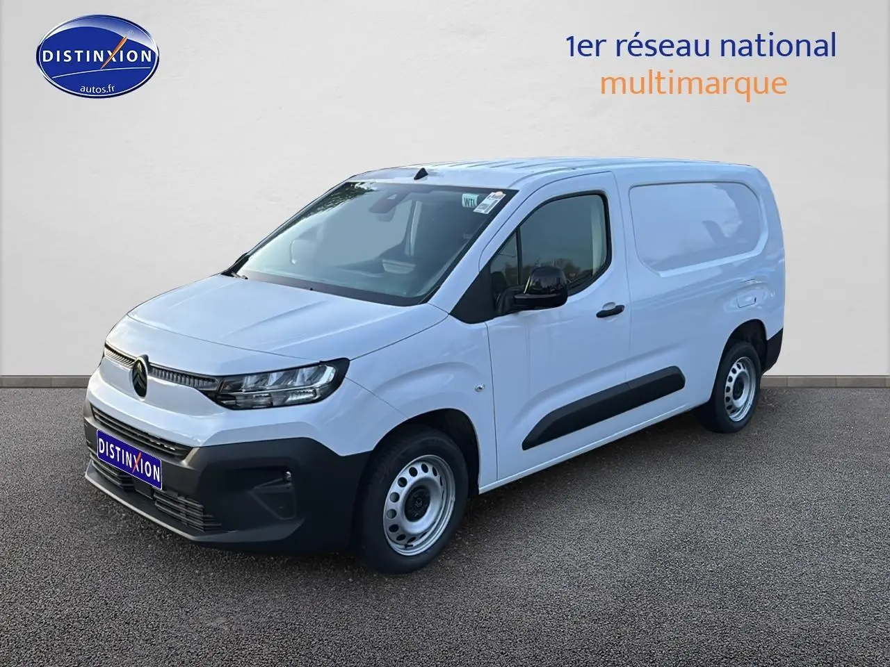 Vue 3/4 avant droit d'un Citroën Berlingo Fourgon XL blanc avec porte latérale coulissante et pare-chocs noirs.
