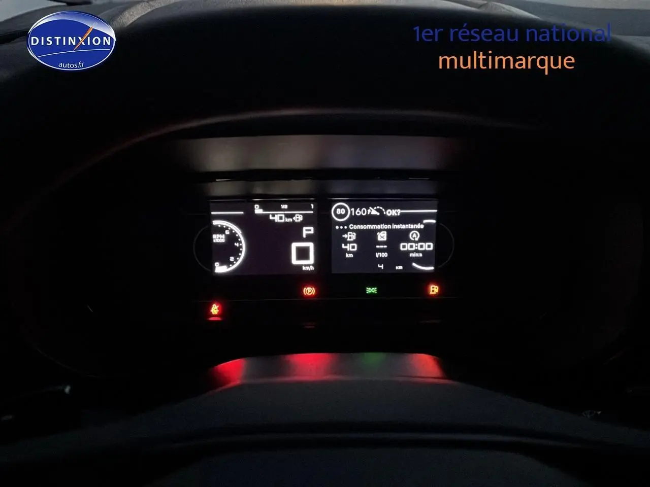 Vue du tableau de bord numérique allumé du Citroën Berlingo Fourgon blanc, affichant la consommation et la vitesse.