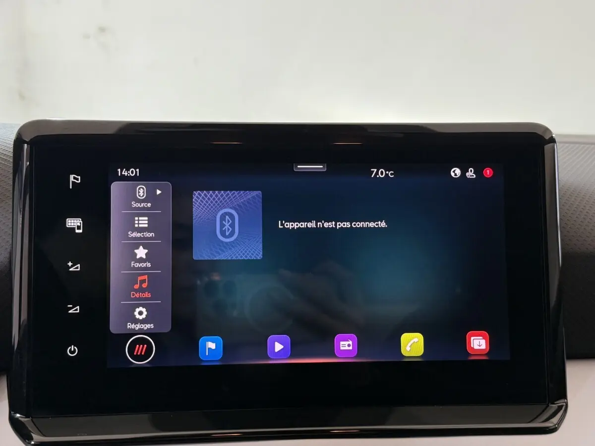 Écran tactile central de la SEAT Ibiza 1.0 TSI 110 FR 2024 affichant la connexion Bluetooth inactive.