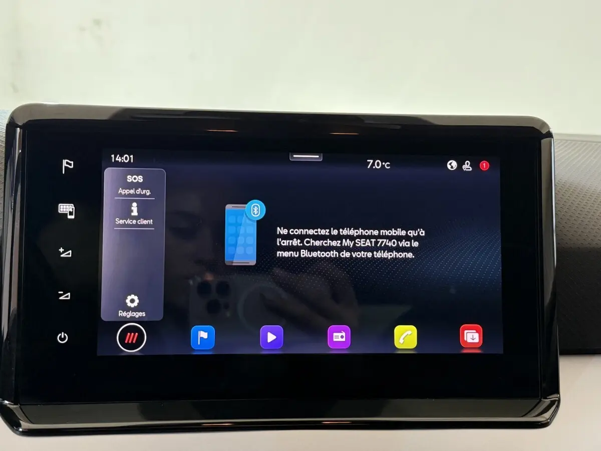 Écran tactile central du tableau de bord de la SEAT Ibiza blanc 2024 affichant le menu Bluetooth et température extérieure.