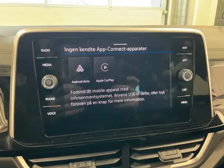 Écran tactile central du Volkswagen T-Roc 2025 affichant l'interface Android Auto et Apple CarPlay, tableau de bord noir.