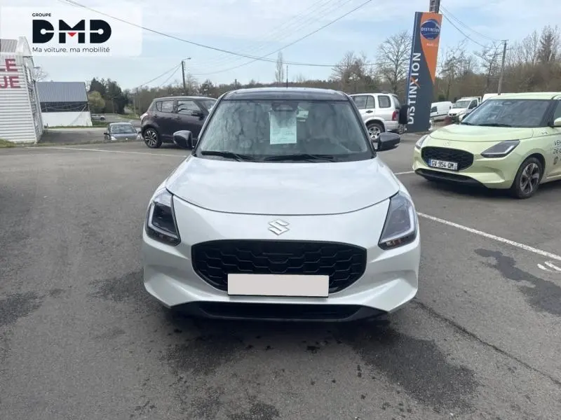 Vue avant d'une Suzuki Swift 1.2 Hybrid 83ch Pack Auto en blanc nacré avec toit gris, calandre noire et phares LED.